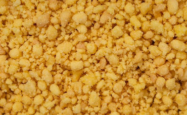 Crumble senza glutine SaporePuro al gusto limone, confezione da 1kg, con pezzi di crumble dorato e limone in evidenza