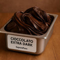 Base gelato vegano SaporePuro cioccolato extra dark, pronta per creare gusti fondenti, peso 1,6 kg, in confezione visibile.