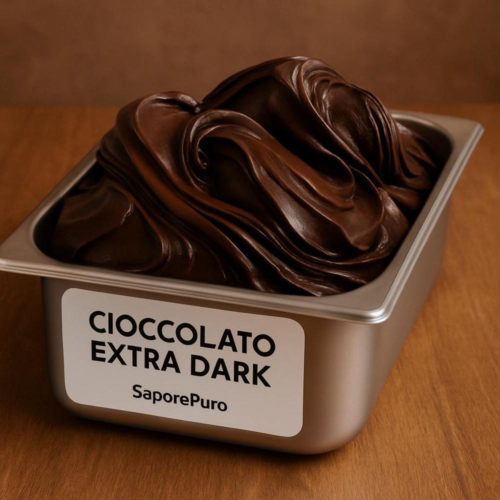 Base gelato vegana SaporePuro cioccolato extra dark, pronta per gelato fondente, 1,6kg, mostra la base cremosa e ricca di cioccolato.